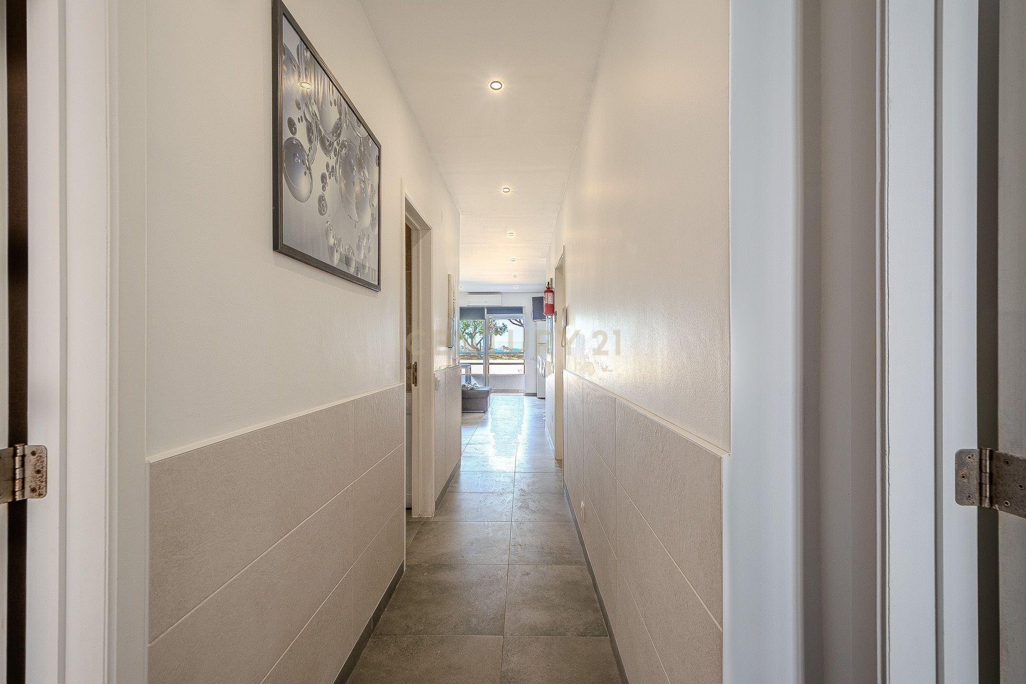 Apartamento T2 com Vista Mar na Primeira Linha de Praia – Quarteira - Image 11