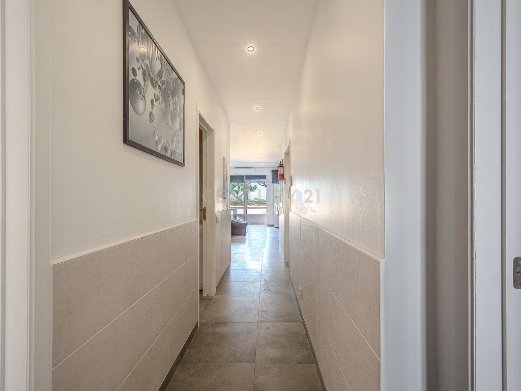 Apartamento T2 com Vista Mar na Primeira Linha de Praia – Quarteira - Image 11