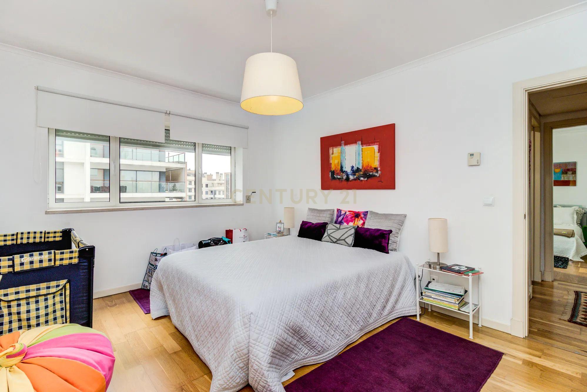 Apartamento T4, com 188m2, cozinha equipada e 2 lugares de garagem - Image 16