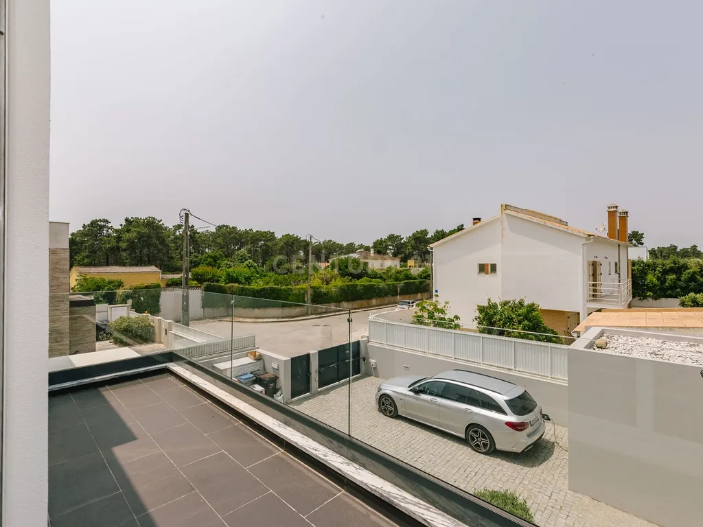Moradia Independente com 5 quartos, com Jardim e Piscina, na Aroeira - Image 33