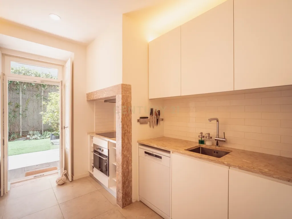 Apartamento Encantador com Jardim Privativo — Santo António, Lisboa - Image 15