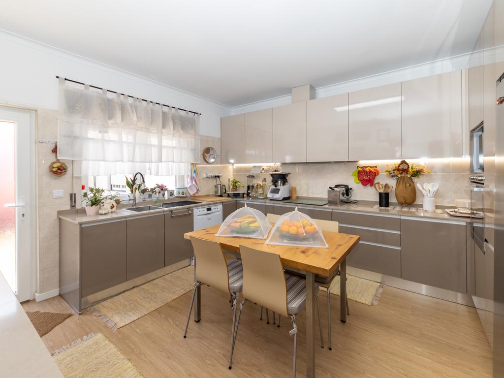 Moradia T5 no centro da Quinta do Conde – Espaço, Conforto e Localização Perfeita - Image 24