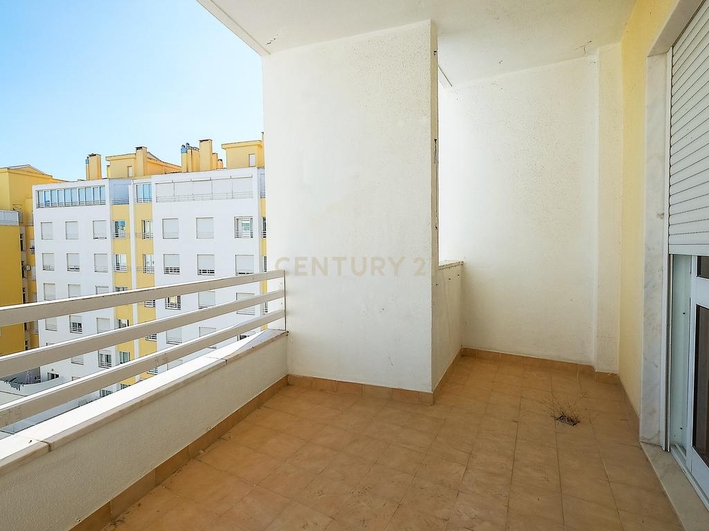 Apartamento T3 luminoso na Parede com varandas, garagem e arrecadação - Image 5