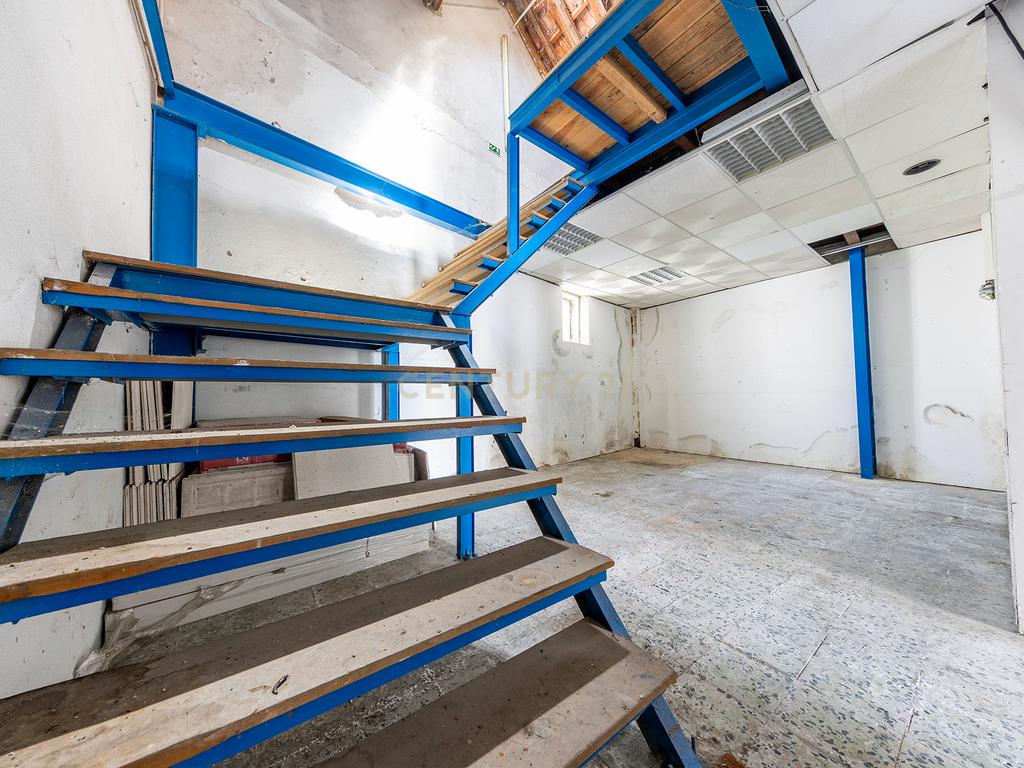 Loja com potencial para comercio e serviços ou reconversão de habitação no centro da Moita - Image 9