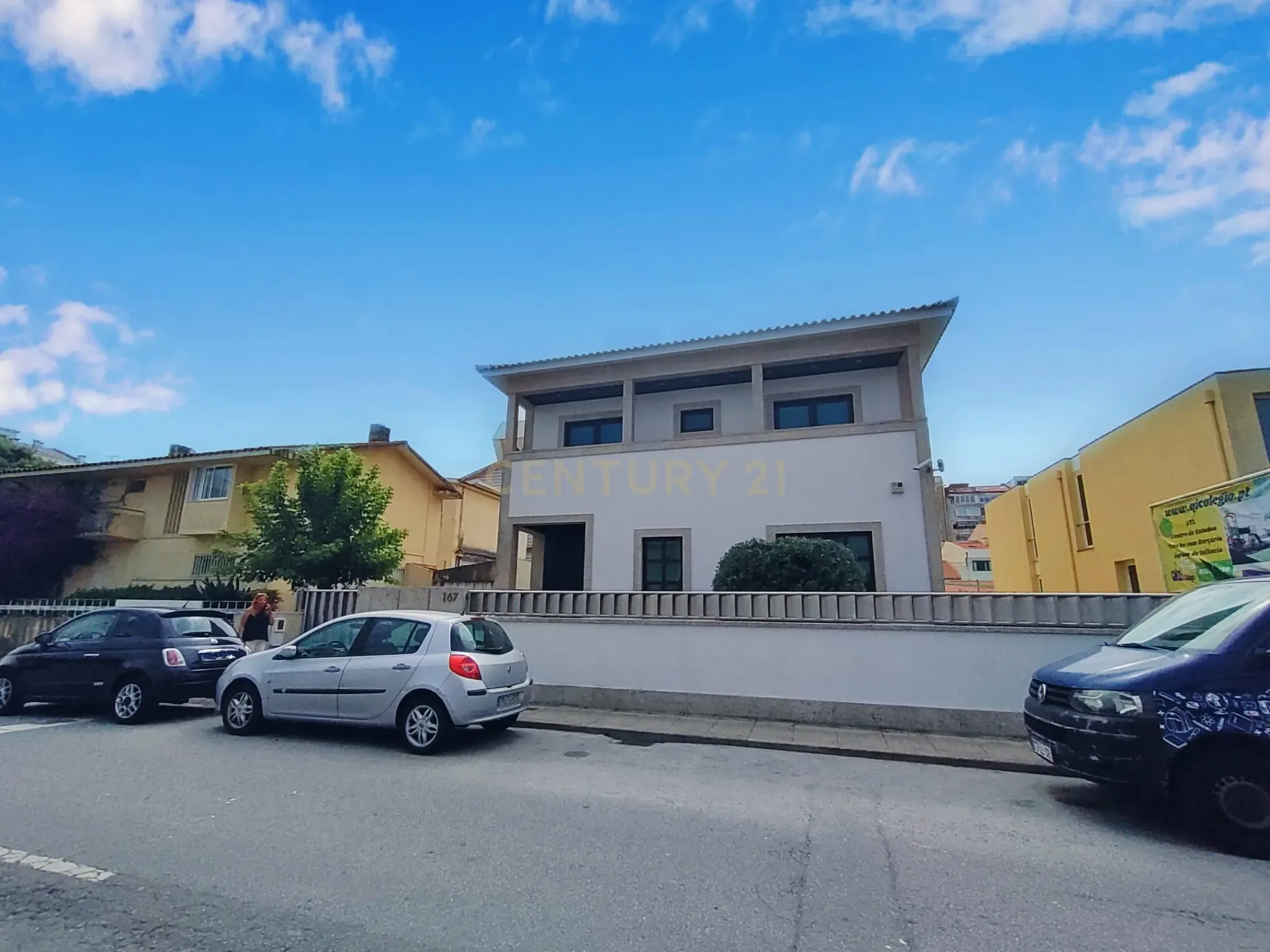 Moradia T5 com piscina a 50 metros da praia e da Avenida dos Banhos na Póvoa de Varzim - Image 1
