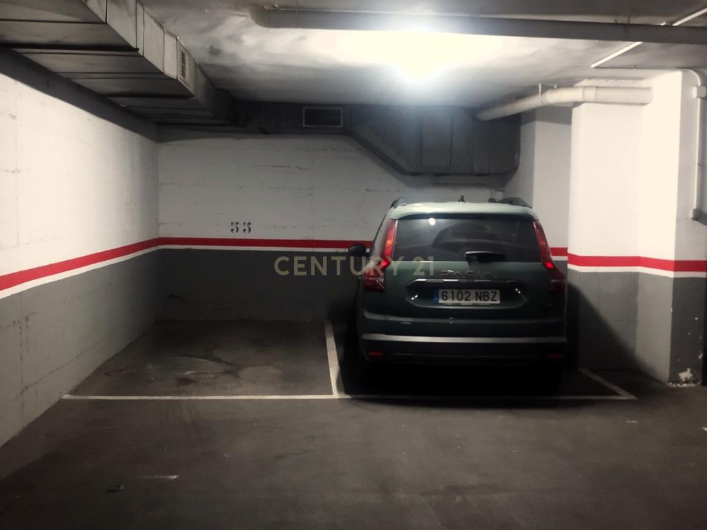 Plaza de aparcamiento casi nueva en Barcelona, Cataluña