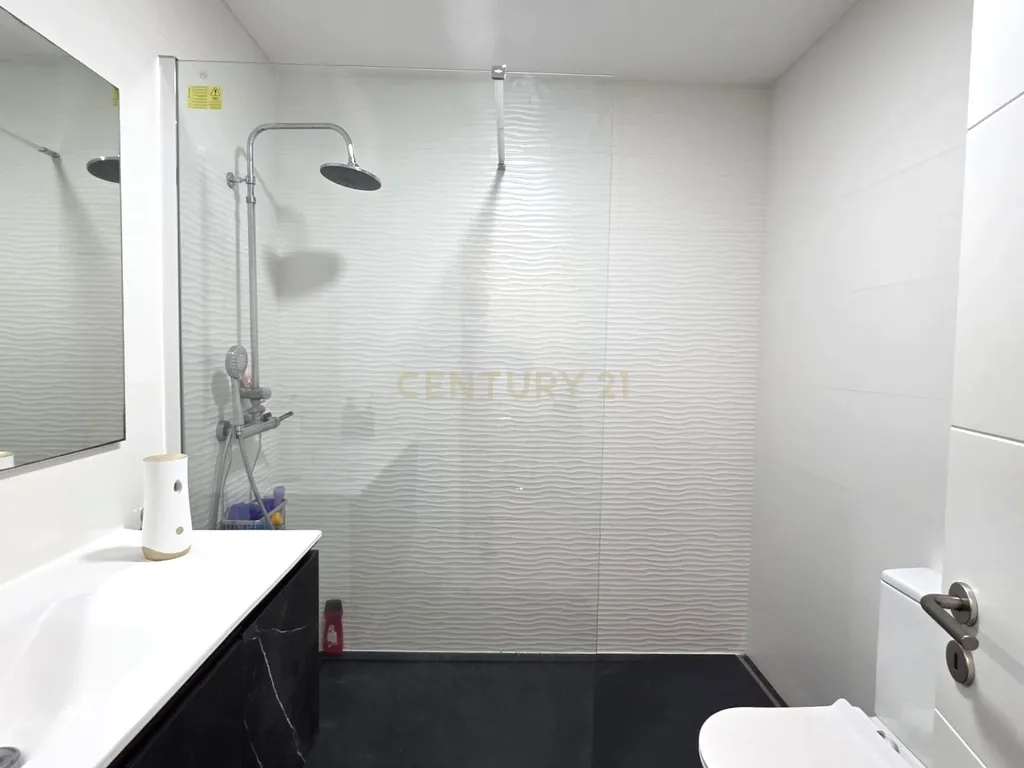 Apartamento T4 agora T3 em Almada transportes á porta # Negociável # - Image 3