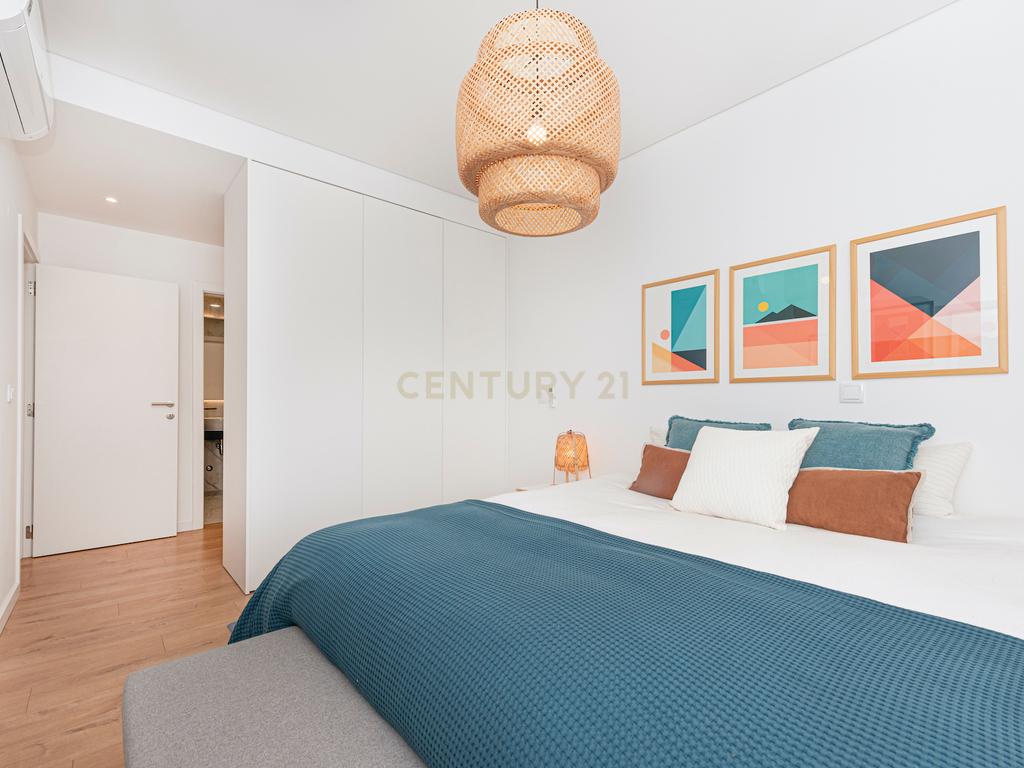 APARTAMENTO T2 NO EMPREENDIMENTO SKY CITY, COM TERRAÇO, VARANDA, PARQUEAMENTOS E ARRECADAÇÃO, EM CONDOMÍNIO COM JARDIM E PISCINA - Image 17