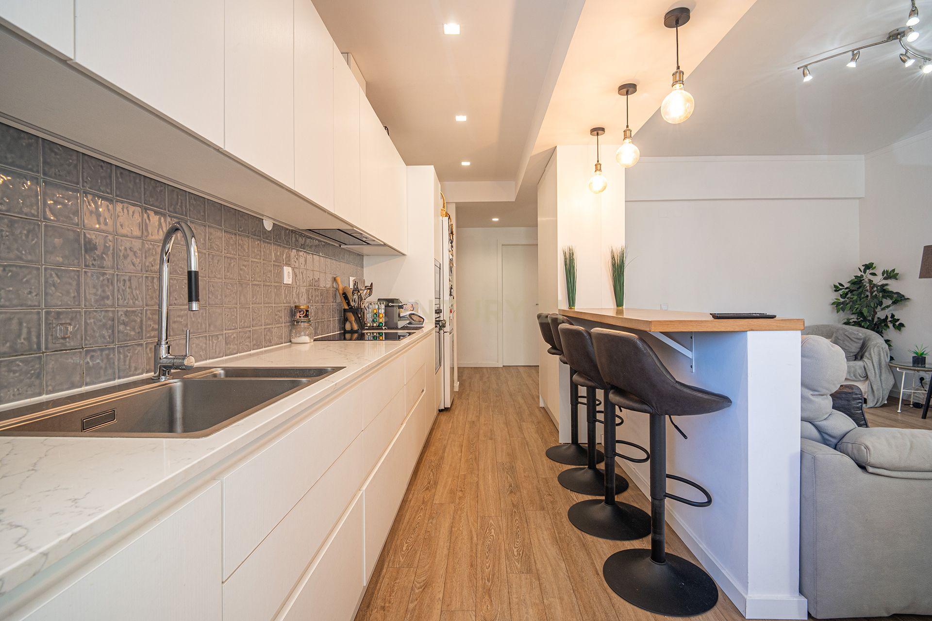Fotografia 9 de Apartamento Renovado T2 em Oeiras, ótimas áreas e com tudo perto de si!!!