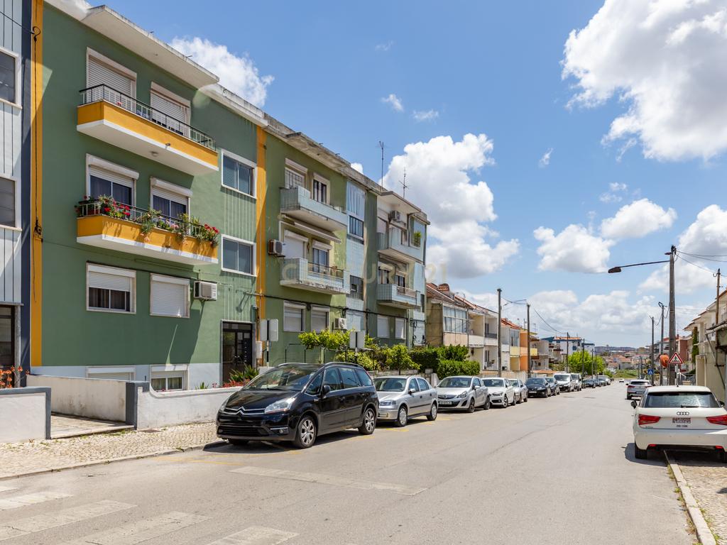 Apartamento T3 no Feijó com logradouro de 261 m2 - Image 1