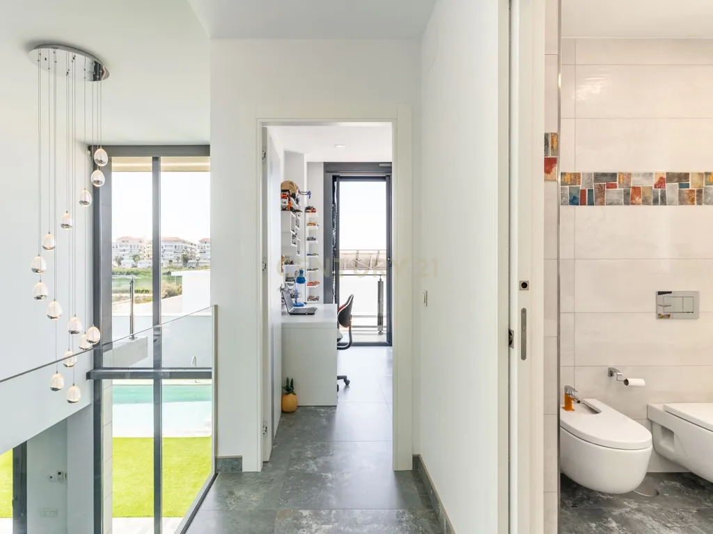 Luxuosa Moradia T4 com Vista Mar e Piscina em Almería - Image 97