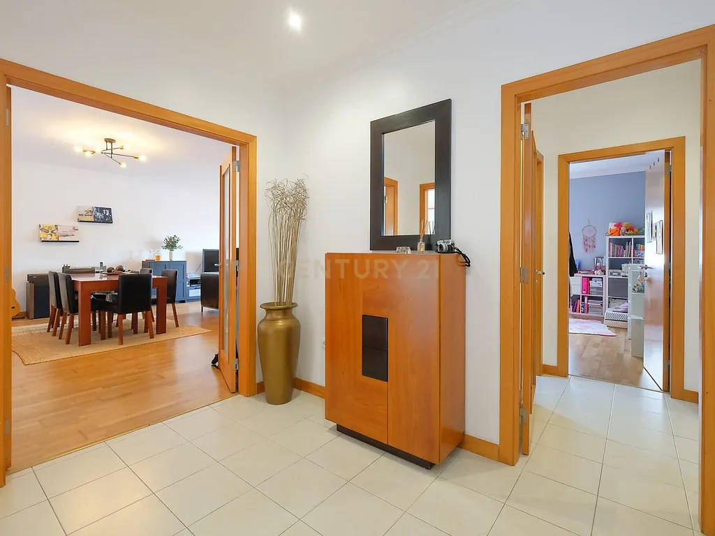 Apartamento T3 com Excelentes Áreas e Garagem na Urbanização Moinho do Guizo – Mina de Água, Amadora - Image 12