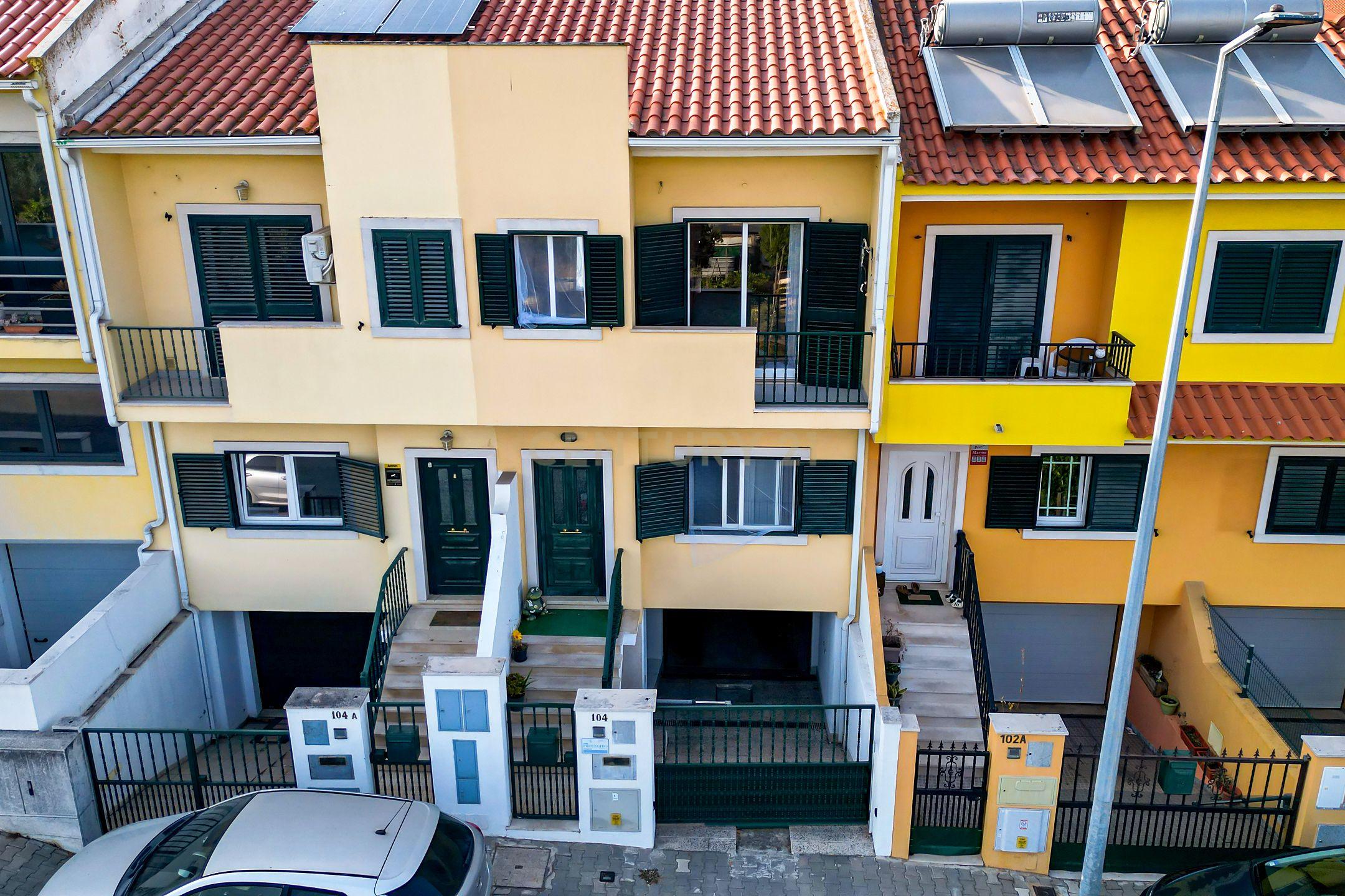Moradia em Banda T3+1 com quintal e vistas desafogadas em Zona Tranquila – Bacelos de Gaio, Seixal