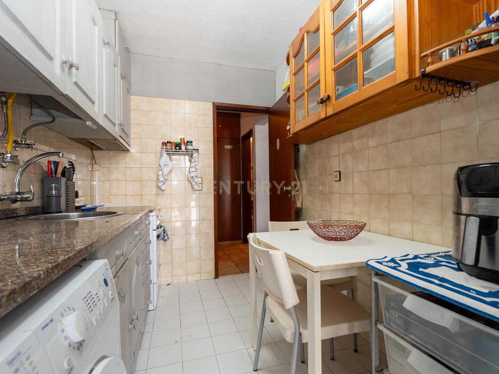 Apartamento T2 em Santo António dos Cavaleiros_Muito bem localizado - Image 13