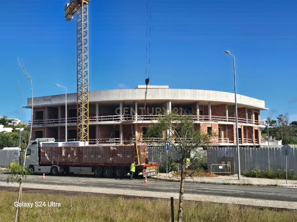 Magnífico apartamento T2+1 de luxo em fase de construção na Meia Praia em Lagos - Image 3