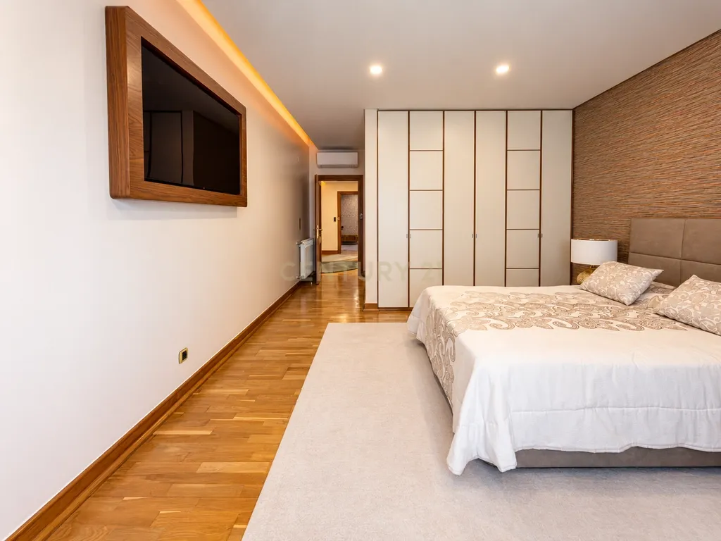 T4 com Piscina | Condomínio Privado PRATAGI | Segurança 24H | Alverca - Image 29
