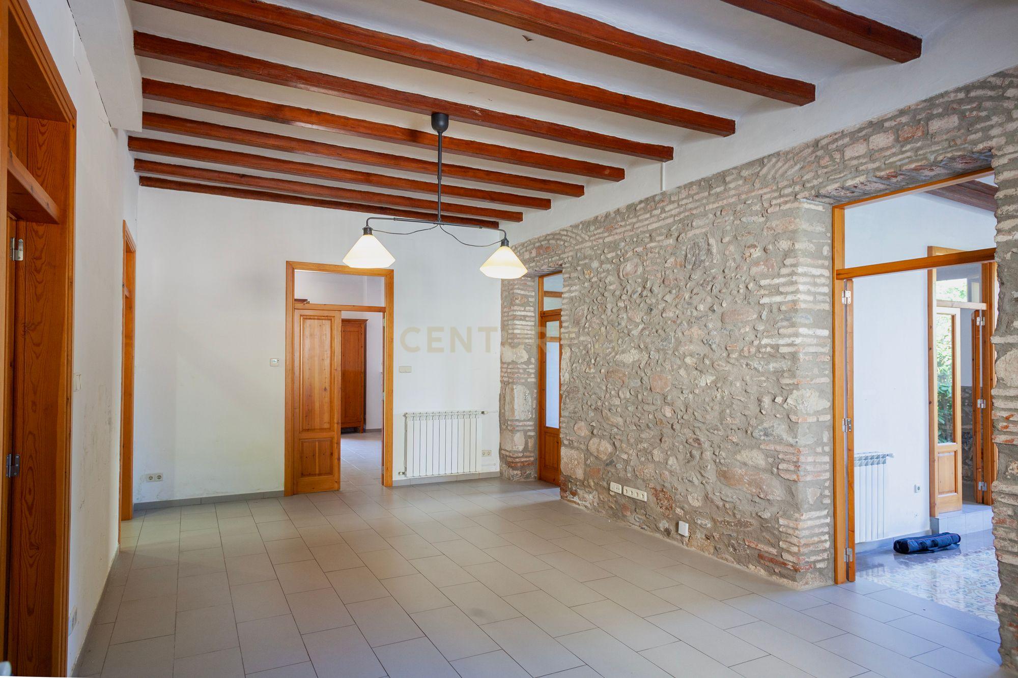 Encanto modernista no rés do chão com jardim – La Garriga - Image 9