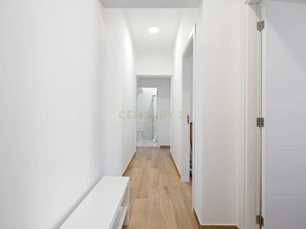 Apartamento T2 renovado em Portimão com varanda, 2 casas de banho e marquise espaçosa - Image 8
