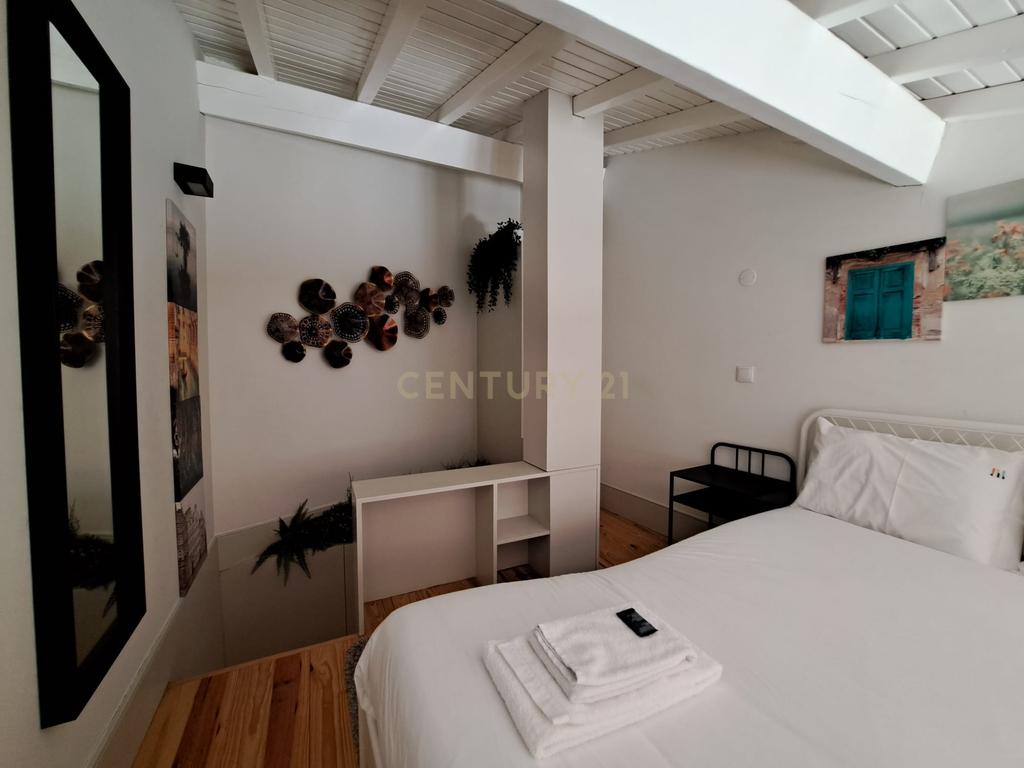 Apartamento T2 + T1 com terraço - Rua Formosa - OTIMO INVESTIMENTO - Image 3