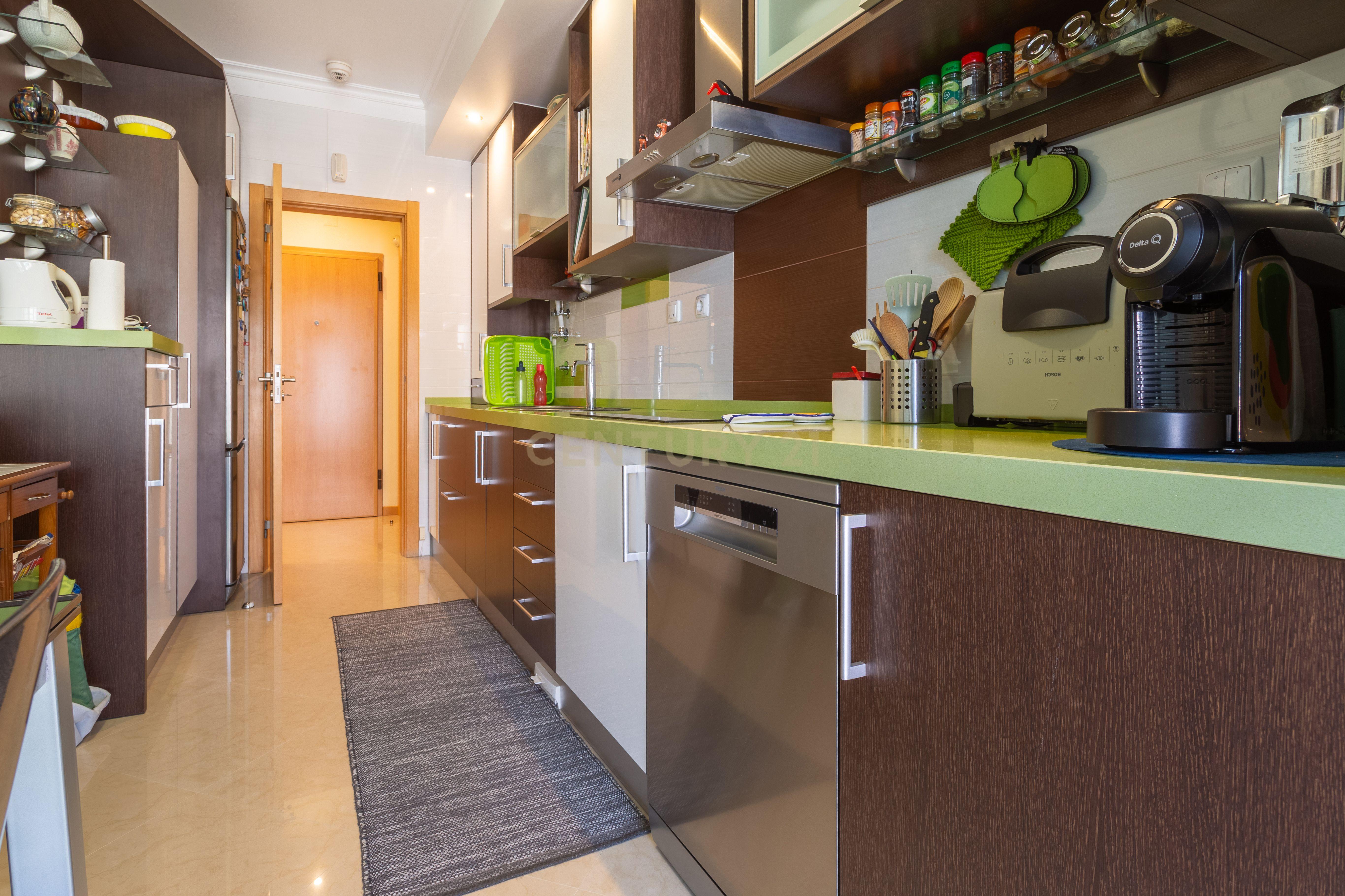 Fotografia 6 de Apartamento T2 / Duplex, com Garagem, sito na Sobreda, concelho de Almada.