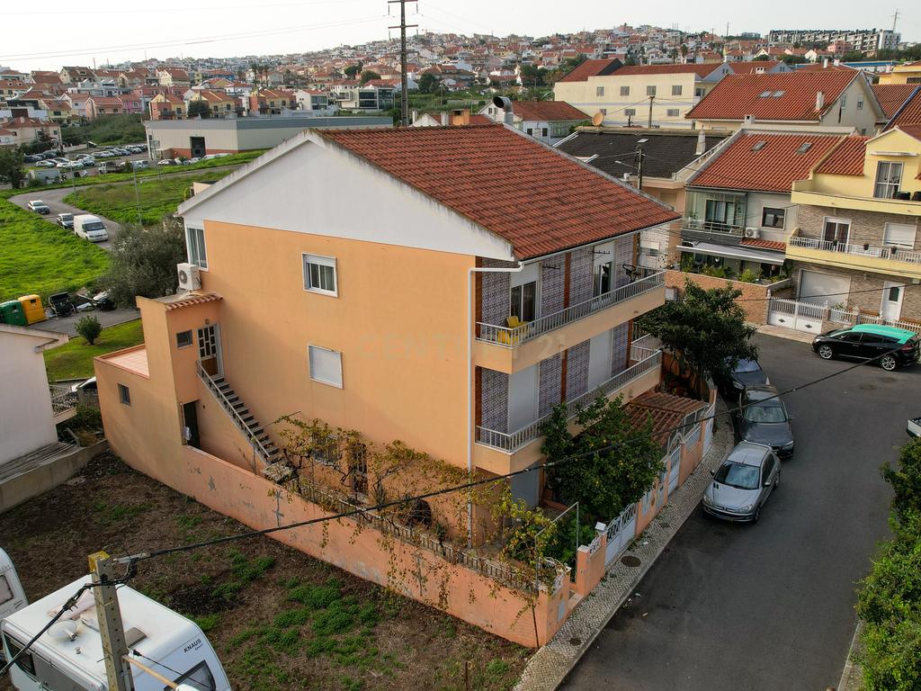 Andar de moradia de tipologia T3, localizado no Bairro dos Pedernais, Ramada em Odivelas, inserido em edifício de 3 pisos, existindo apenas 2 proprietários. - Image 10