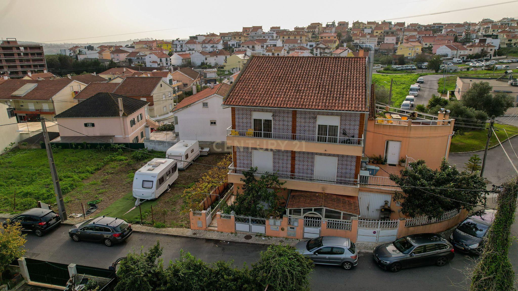 Andar de moradia de tipologia T3, localizado no Bairro dos Pedernais, Ramada em Odivelas, inserido em edifício de 3 pisos, existindo apenas 2 proprietários. - Image 13