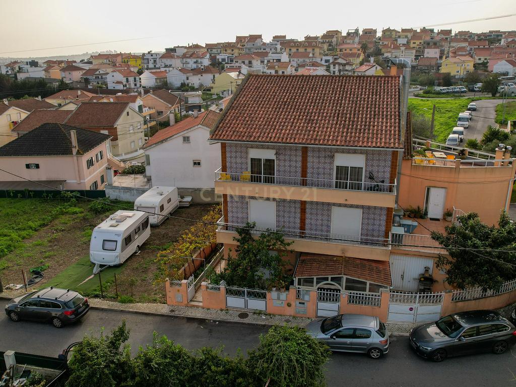 Andar de moradia de tipologia T3, localizado no Bairro dos Pedernais, Ramada em Odivelas, inserido em edifício de 3 pisos, existindo apenas 2 proprietários. - Image 13