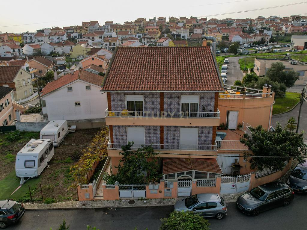 Andar de moradia de tipologia T3, localizado no Bairro dos Pedernais, Ramada em Odivelas, inserido em edifício de 3 pisos, existindo apenas 2 proprietários. - Image 12