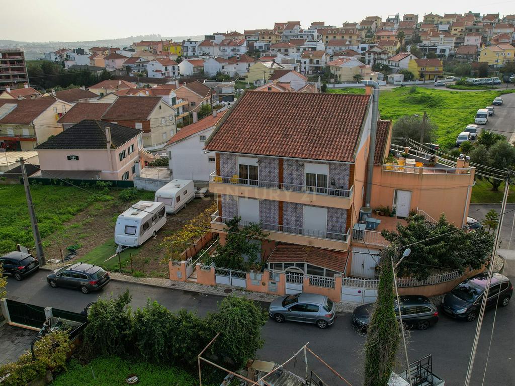 Andar de moradia de tipologia T3, localizado no Bairro dos Pedernais, Ramada em Odivelas, inserido em edifício de 3 pisos, existindo apenas 2 proprietários. - Image 7