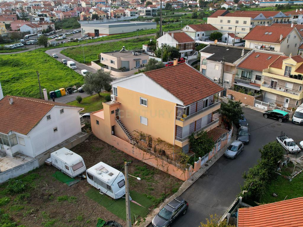 Andar de moradia de tipologia T3, localizado no Bairro dos Pedernais, Ramada em Odivelas, inserido em edifício de 3 pisos, existindo apenas 2 proprietários. - Image 9