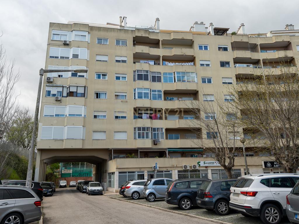 ESPECTACULAR APARTAMENTO T2 EM SACAVÉM - Image 1