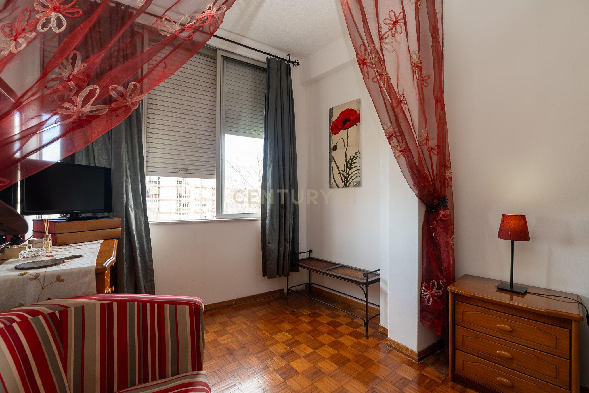 ESPECTACULAR APARTAMENTO T2 EM SACAVÉM - Image 18