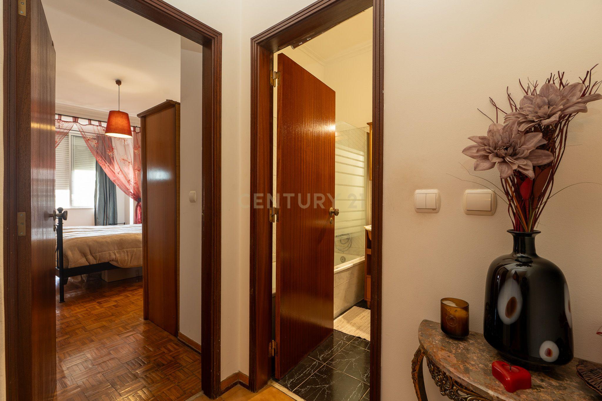 ESPECTACULAR APARTAMENTO T2 EM SACAVÉM - Image 16