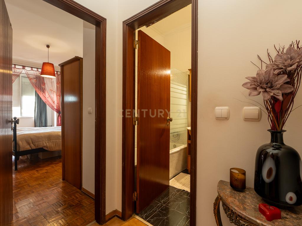 ESPECTACULAR APARTAMENTO T2 EM SACAVÉM - Image 16