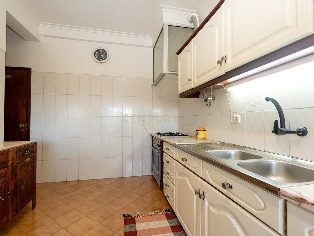 ESPECTACULAR APARTAMENTO T2 EM SACAVÉM - Image 15