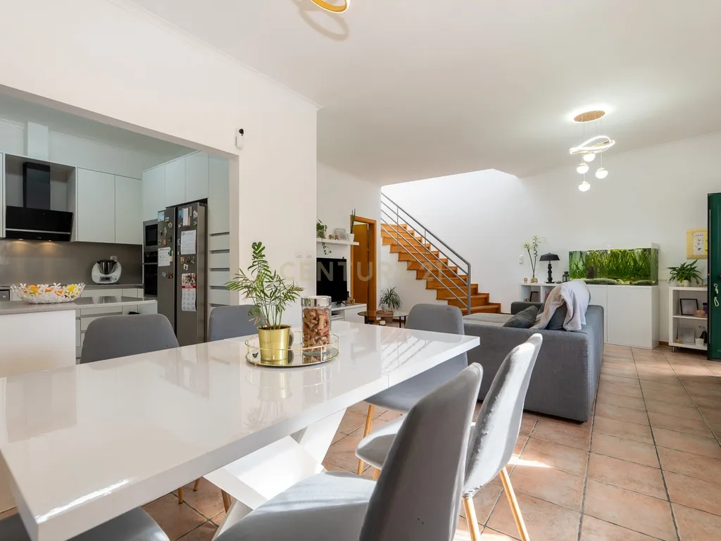 🏡 Moradia T3 com Rooftop Vista Mar, Paineis Fotovoltaico e zona exterior – Viva com Conforto e Sustentabilidade em zona tranquila a pouco minutos do Mar da Ericeira - Image 1