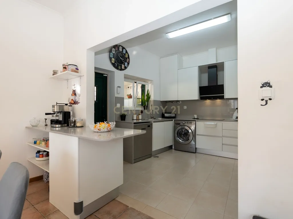 🏡 Moradia T3 com Rooftop Vista Mar, Paineis Fotovoltaico e zona exterior – Viva com Conforto e Sustentabilidade em zona tranquila a pouco minutos do Mar da Ericeira - Image 4