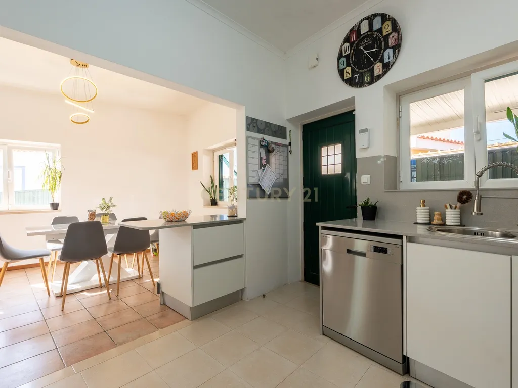 🏡 Moradia T3 com Rooftop Vista Mar, Paineis Fotovoltaico e zona exterior – Viva com Conforto e Sustentabilidade em zona tranquila a pouco minutos do Mar da Ericeira - Image 6