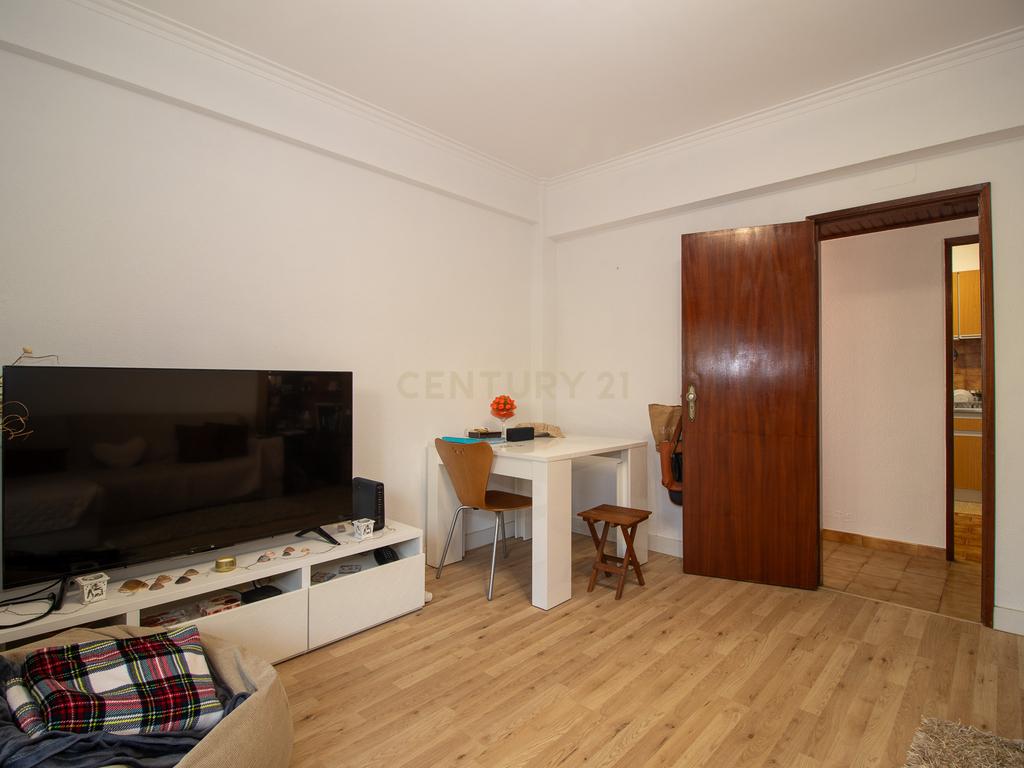 Andar de moradia de tipologia T3, localizado no Bairro dos Pedernais, Ramada em Odivelas, inserido em edifício de 3 pisos, existindo apenas 2 proprietários. - Image 1
