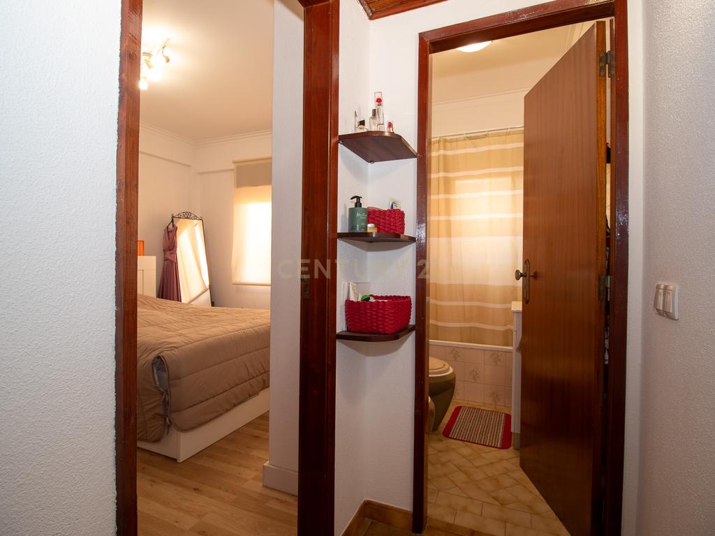 Andar de moradia de tipologia T3, localizado no Bairro dos Pedernais, Ramada em Odivelas, inserido em edifício de 3 pisos, existindo apenas 2 proprietários. - Image 2