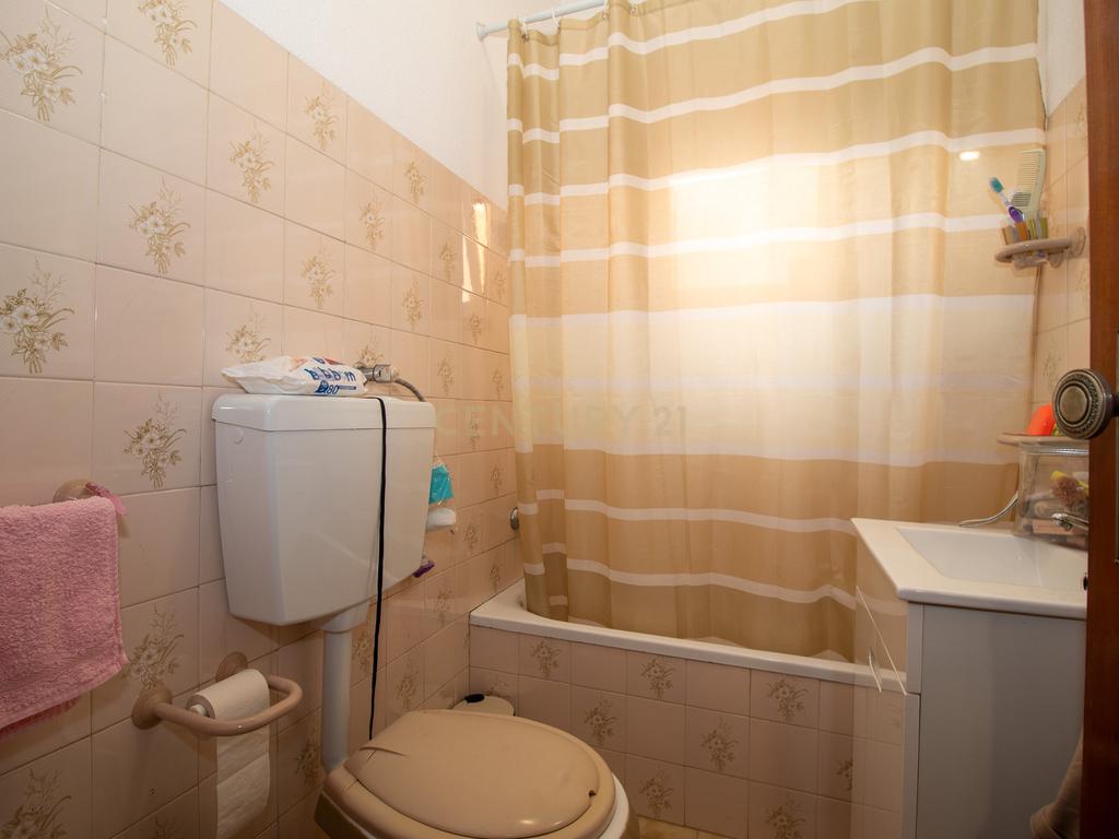 Andar de moradia de tipologia T3, localizado no Bairro dos Pedernais, Ramada em Odivelas, inserido em edifício de 3 pisos, existindo apenas 2 proprietários. - Image 4
