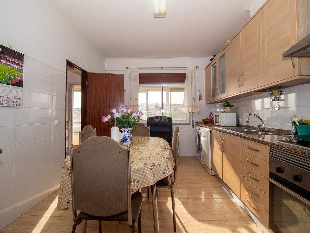 Andar de moradia de tipologia T3, localizado no Bairro dos Pedernais, Ramada em Odivelas, inserido em edifício de 3 pisos, existindo apenas 2 proprietários. - Image 25
