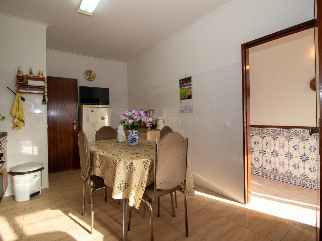 Andar de moradia de tipologia T3, localizado no Bairro dos Pedernais, Ramada em Odivelas, inserido em edifício de 3 pisos, existindo apenas 2 proprietários. - Image 20