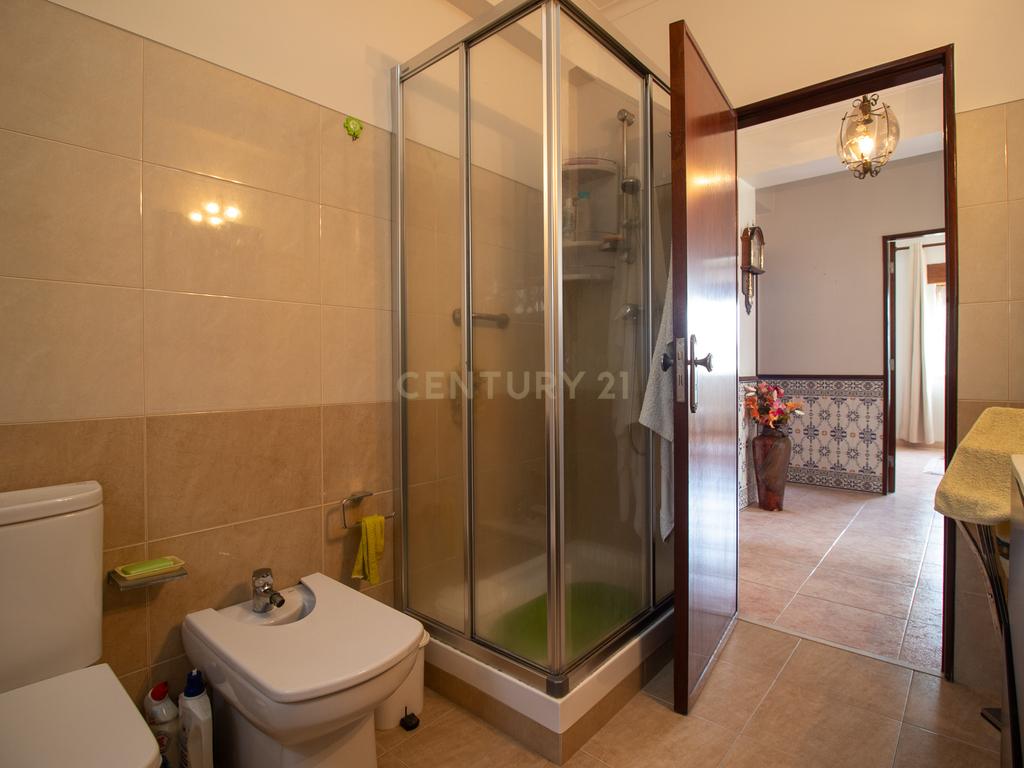 Andar de moradia de tipologia T3, localizado no Bairro dos Pedernais, Ramada em Odivelas, inserido em edifício de 3 pisos, existindo apenas 2 proprietários. - Image 28