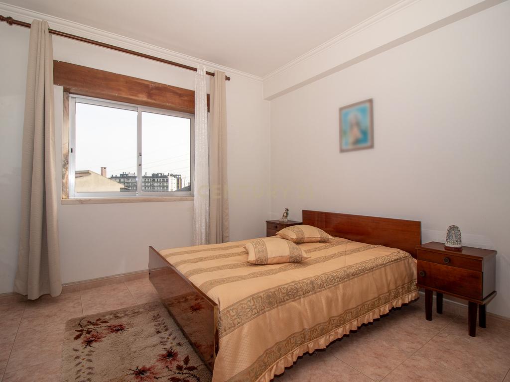 Andar de moradia de tipologia T3, localizado no Bairro dos Pedernais, Ramada em Odivelas, inserido em edifício de 3 pisos, existindo apenas 2 proprietários. - Image 38