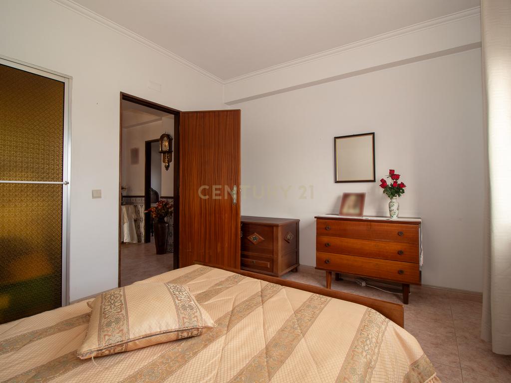 Andar de moradia de tipologia T3, localizado no Bairro dos Pedernais, Ramada em Odivelas, inserido em edifício de 3 pisos, existindo apenas 2 proprietários. - Image 34