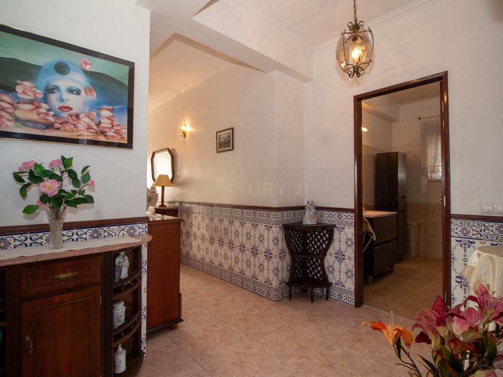 Andar de moradia de tipologia T3, localizado no Bairro dos Pedernais, Ramada em Odivelas, inserido em edifício de 3 pisos, existindo apenas 2 proprietários. - Image 31