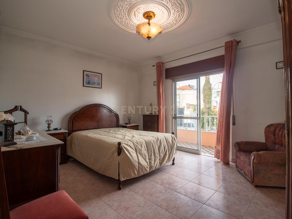 Andar de moradia de tipologia T3, localizado no Bairro dos Pedernais, Ramada em Odivelas, inserido em edifício de 3 pisos, existindo apenas 2 proprietários. - Image 56