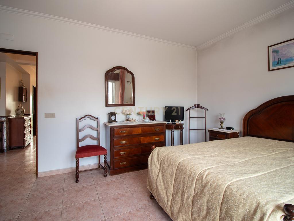 Andar de moradia de tipologia T3, localizado no Bairro dos Pedernais, Ramada em Odivelas, inserido em edifício de 3 pisos, existindo apenas 2 proprietários. - Image 54