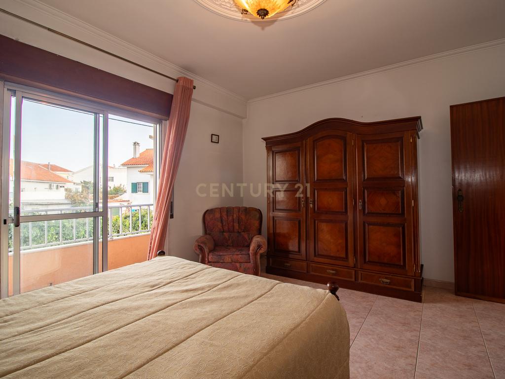 Andar de moradia de tipologia T3, localizado no Bairro dos Pedernais, Ramada em Odivelas, inserido em edifício de 3 pisos, existindo apenas 2 proprietários. - Image 51